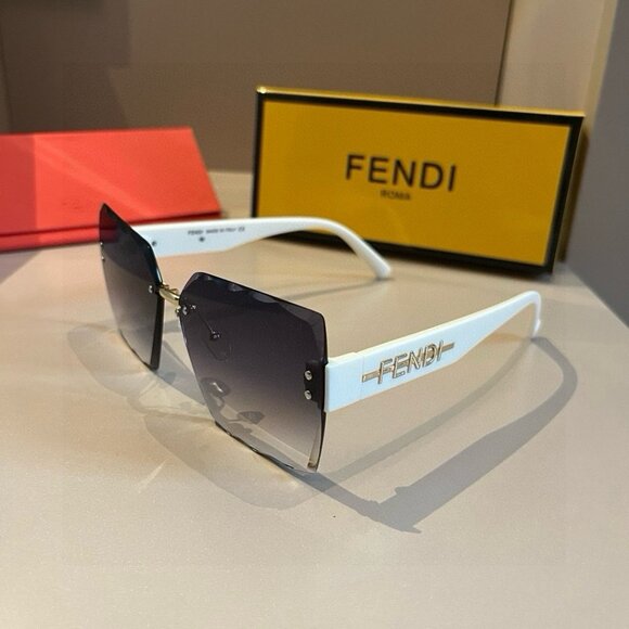 FENDI FF Logo Oversize Sunglasses - Picture 4 of 9